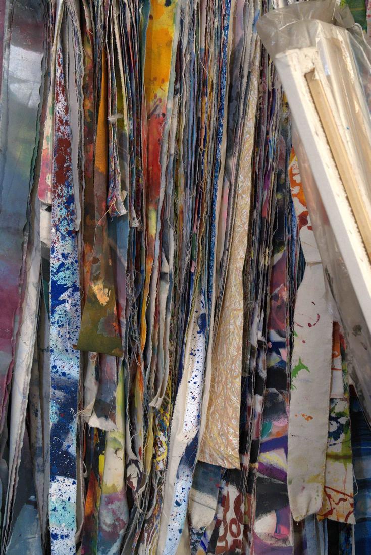 Telas y pinturas guardadas en el taller